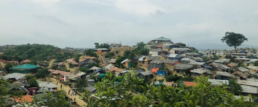 La señalización en los campos de refugiados rohingya incluye una foto